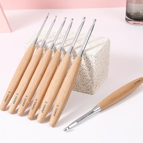 BsHooker Beech Wood Handle Crochet Hooks,4.5mm Ergonomic Crochet Hooks for Beginners and Arthritic Hands,Comfortable Grip - size: 4.5mm