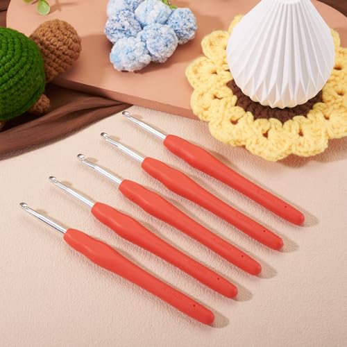 5 pcs Aluminum Crochet Hooks Knitting Needles Craft Yarn Pin 4.5mm Random Color Smooth Silicone Handle Crochet Hook for Beginners Handmade DIY Knitting Scarves Sweaters Hats - color: Pin 4.5mm